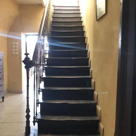 Les Hôtes De 3*